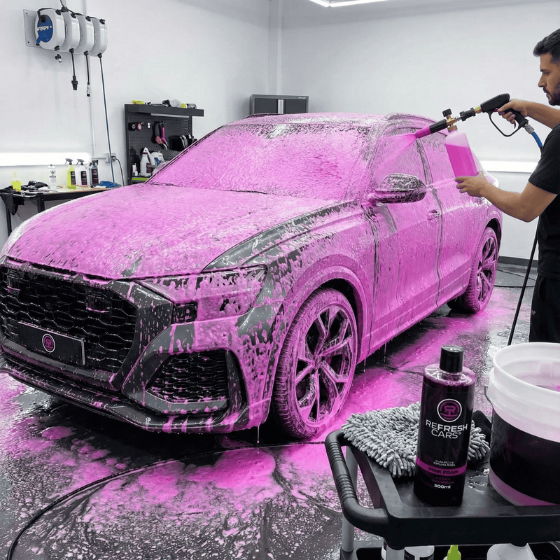 Aplicación del champú de espuma rosa con cañón de espuma en el prelavado del coche, Refresh Cars