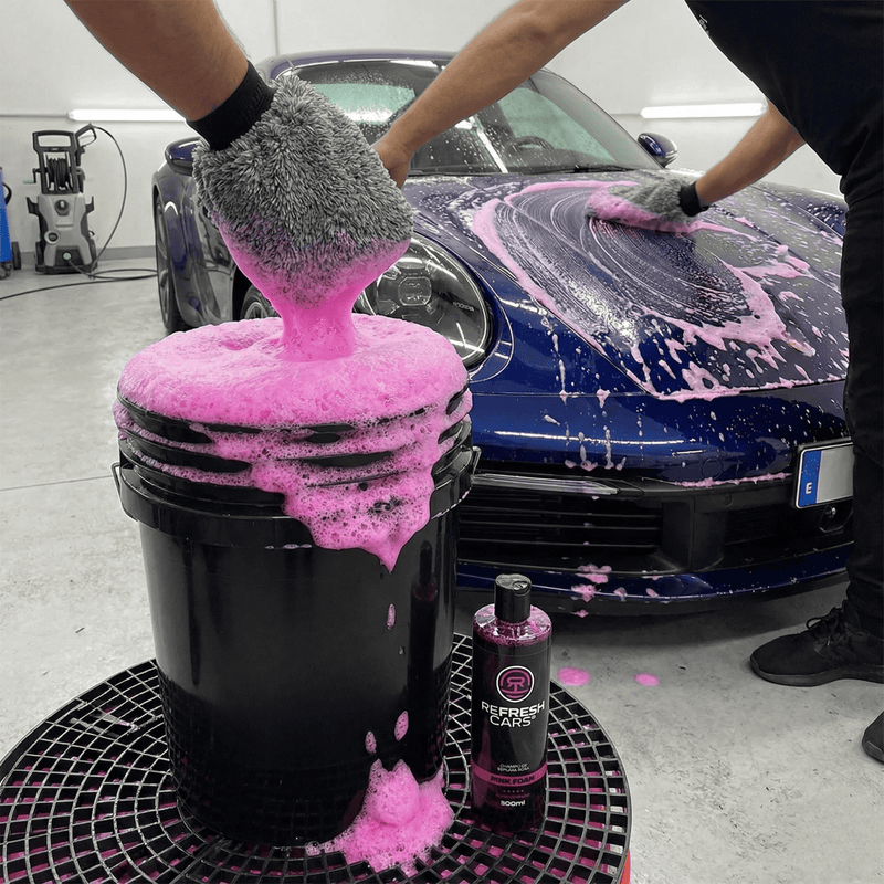 Detalle de la espuma densa y lubricante del champú rosa que arrastra la suciedad, Refresh Cars