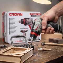 Uso del atornillador a batería Crown Professional para apretar tornillos en espacios reducidos del hogar